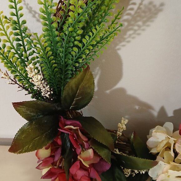 Small grapevine wreath with greenery & hydrangeas - Picture 3 of 4